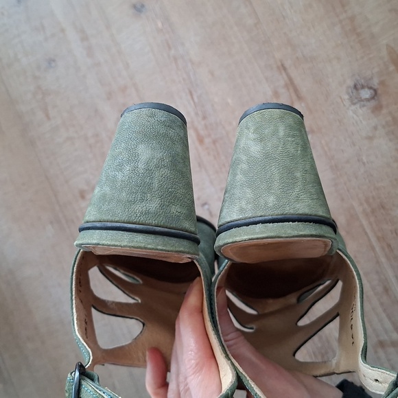 Fly London Green & Gold Heeled Leather Shoes with Cage Detail (EU 40/US 9.5) - Picture 6 of 8